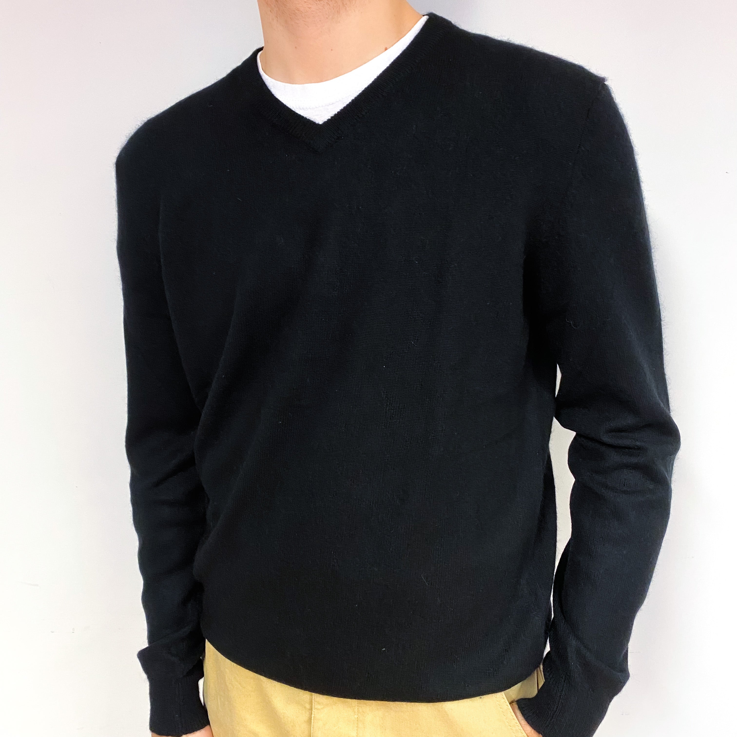 Men's Black Cashmere V-Neck Jumper Large