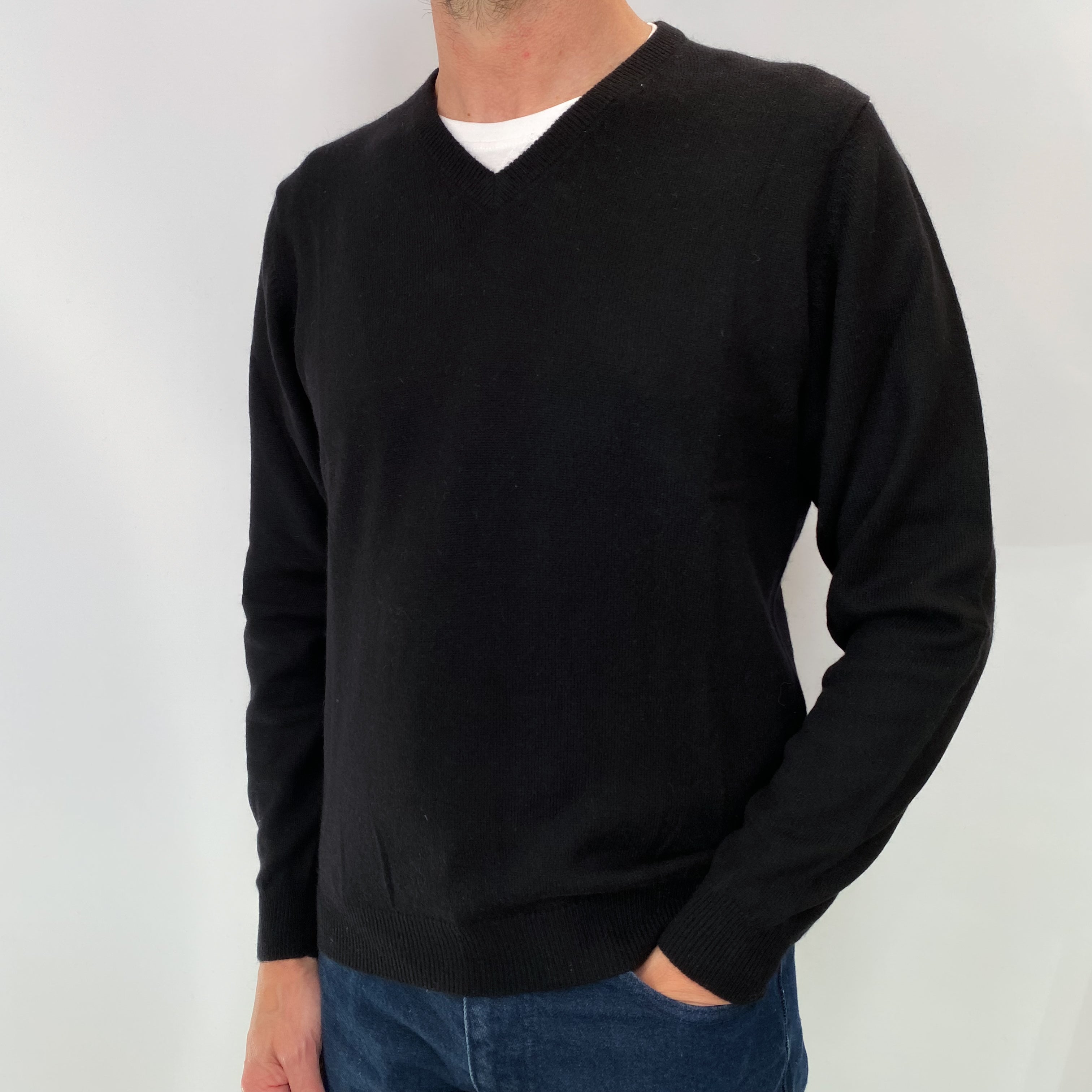 Black Men's Cashmere V Neck Jumper Small