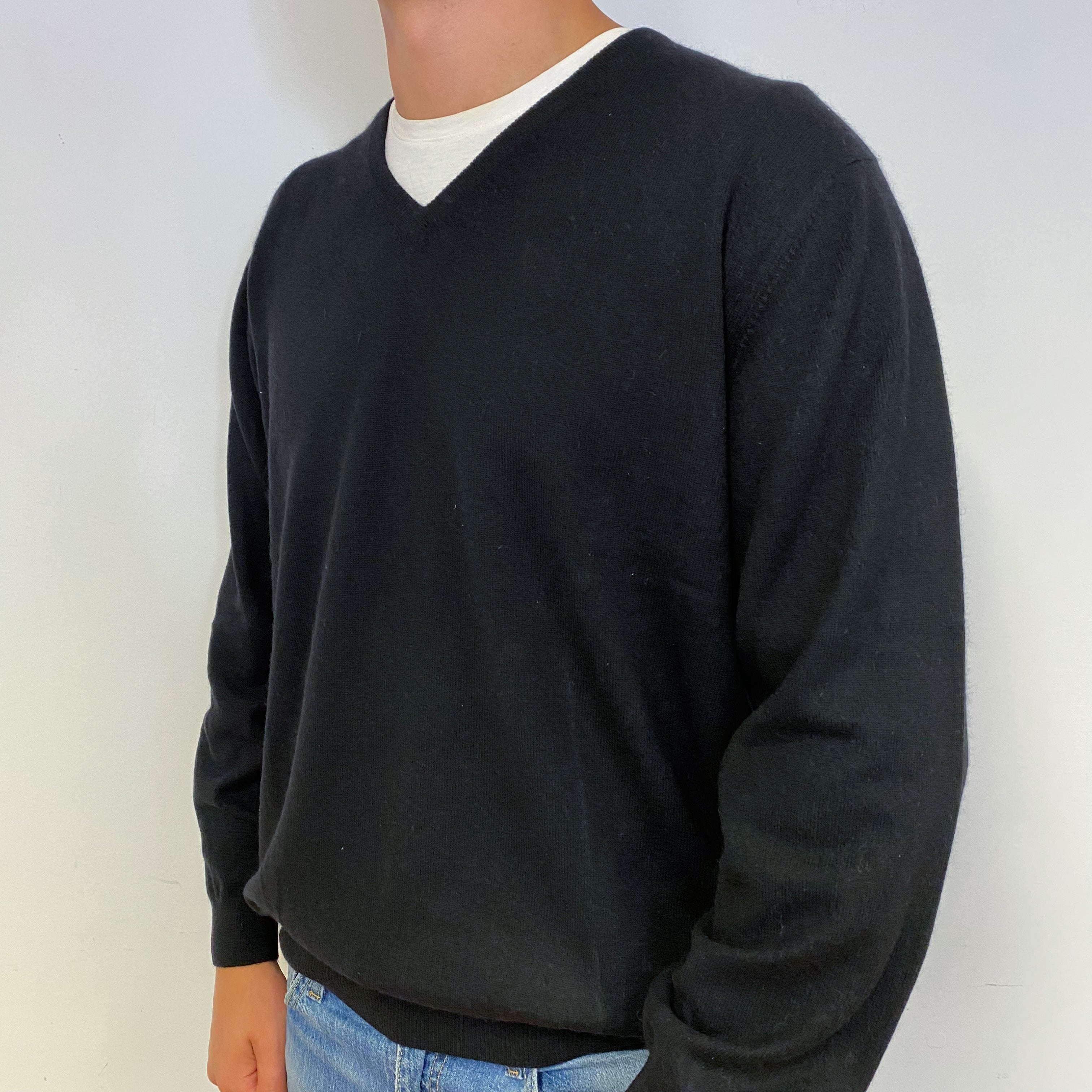 Men's Black Cashmere V-Neck Jumper