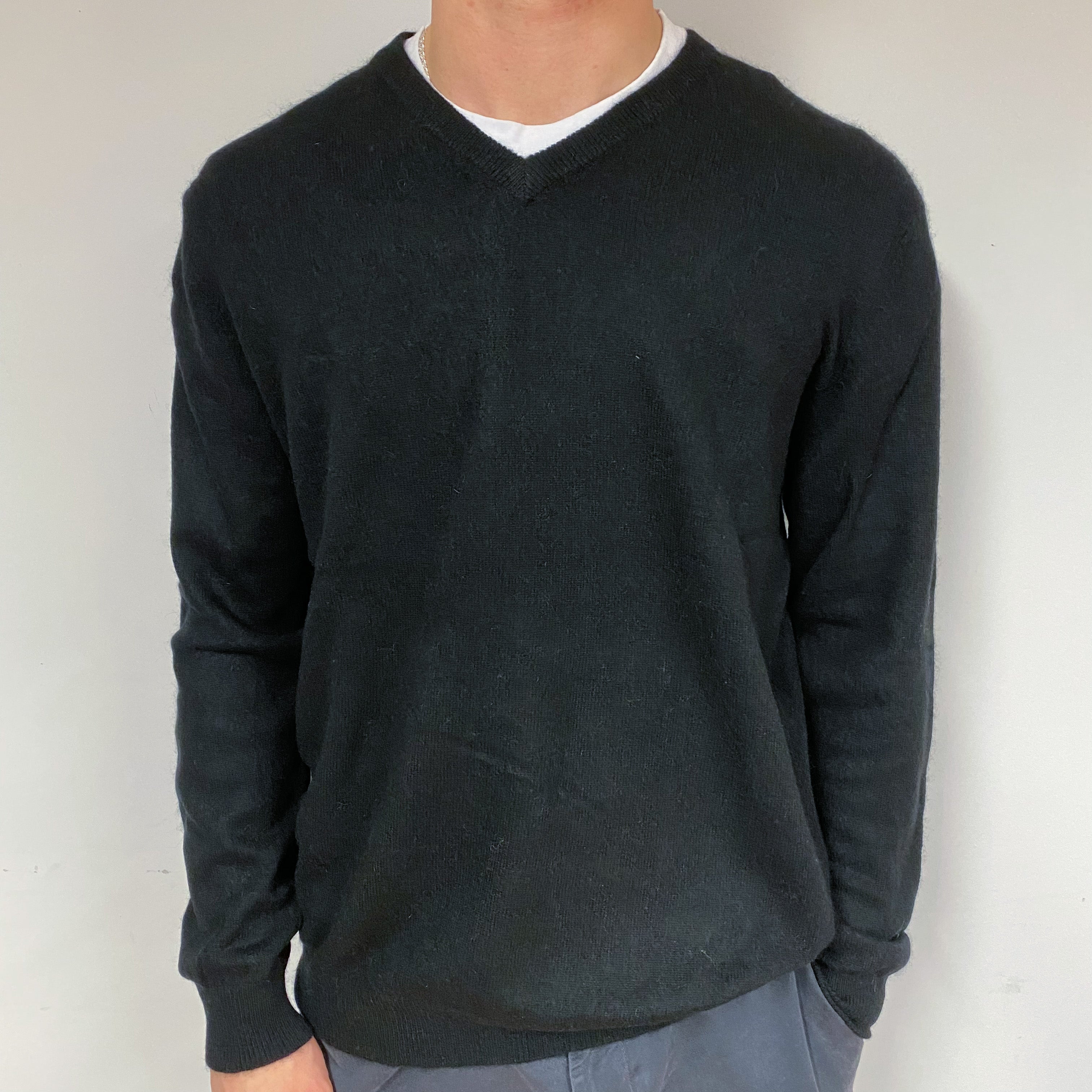 Men's Black Cashmere V-Neck Jumper Large