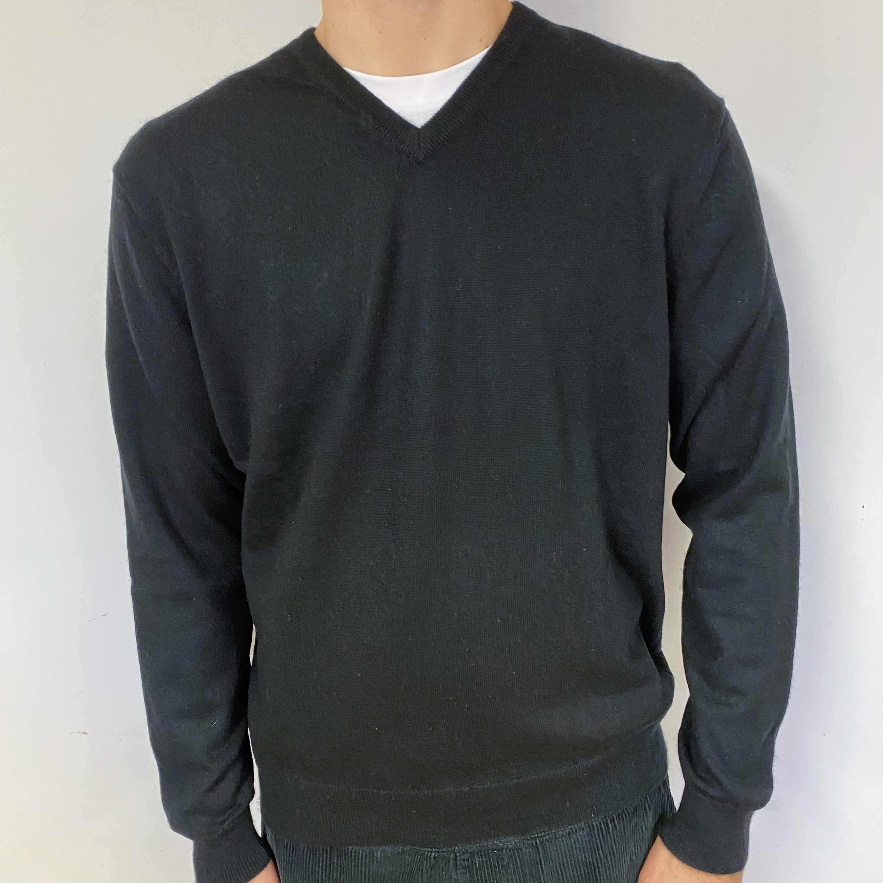 Men's Black Cashmere V-Neck Jumper Large