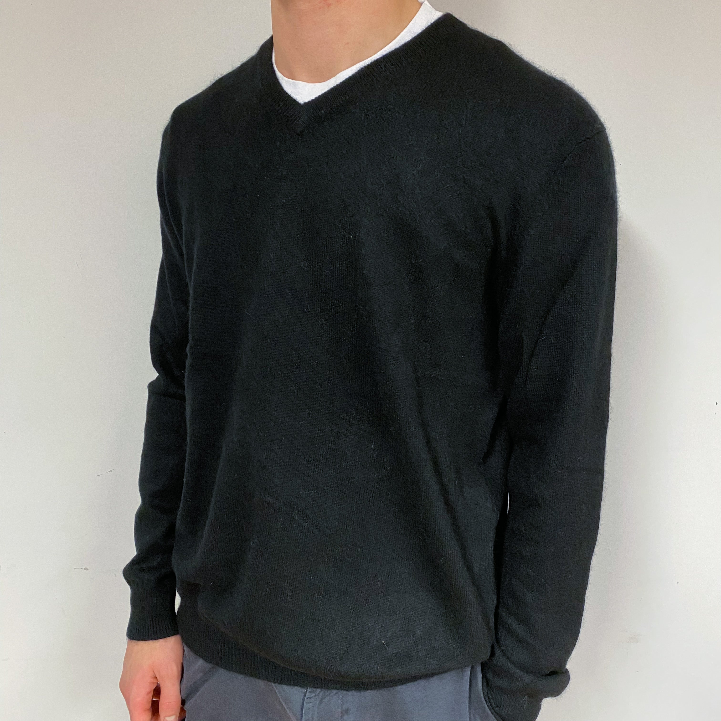 Men's Black Cashmere V-Neck Jumper Large