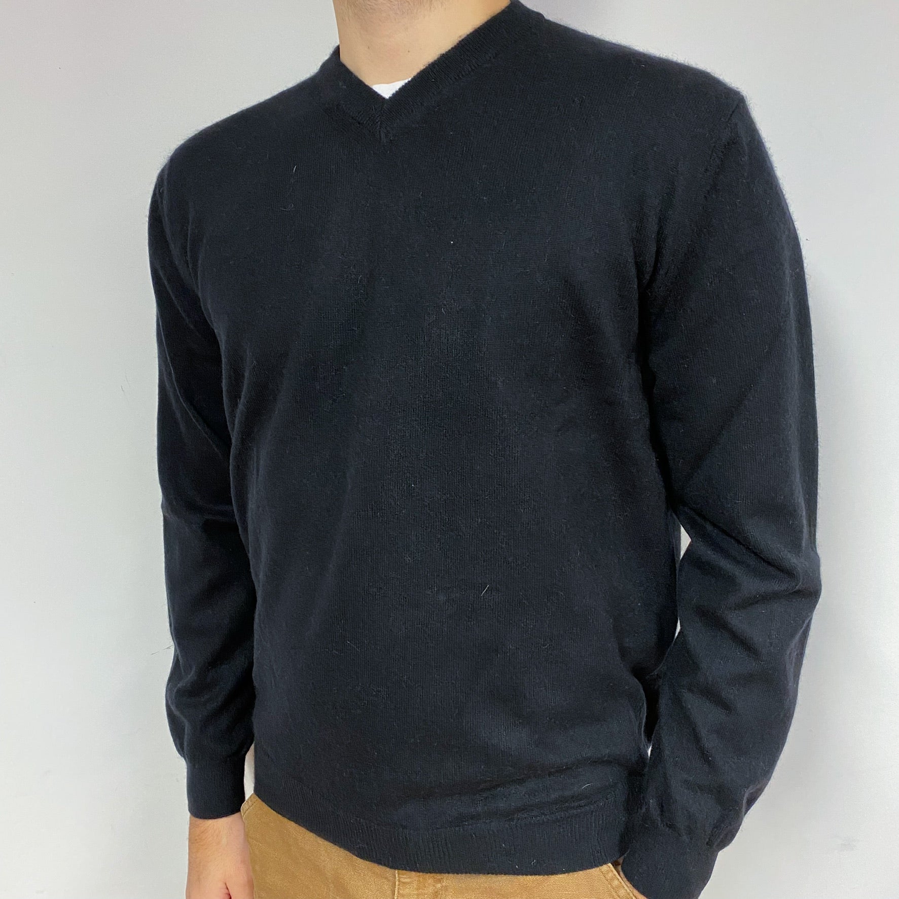 Men's Black Cashmere V-Neck Jumper Large