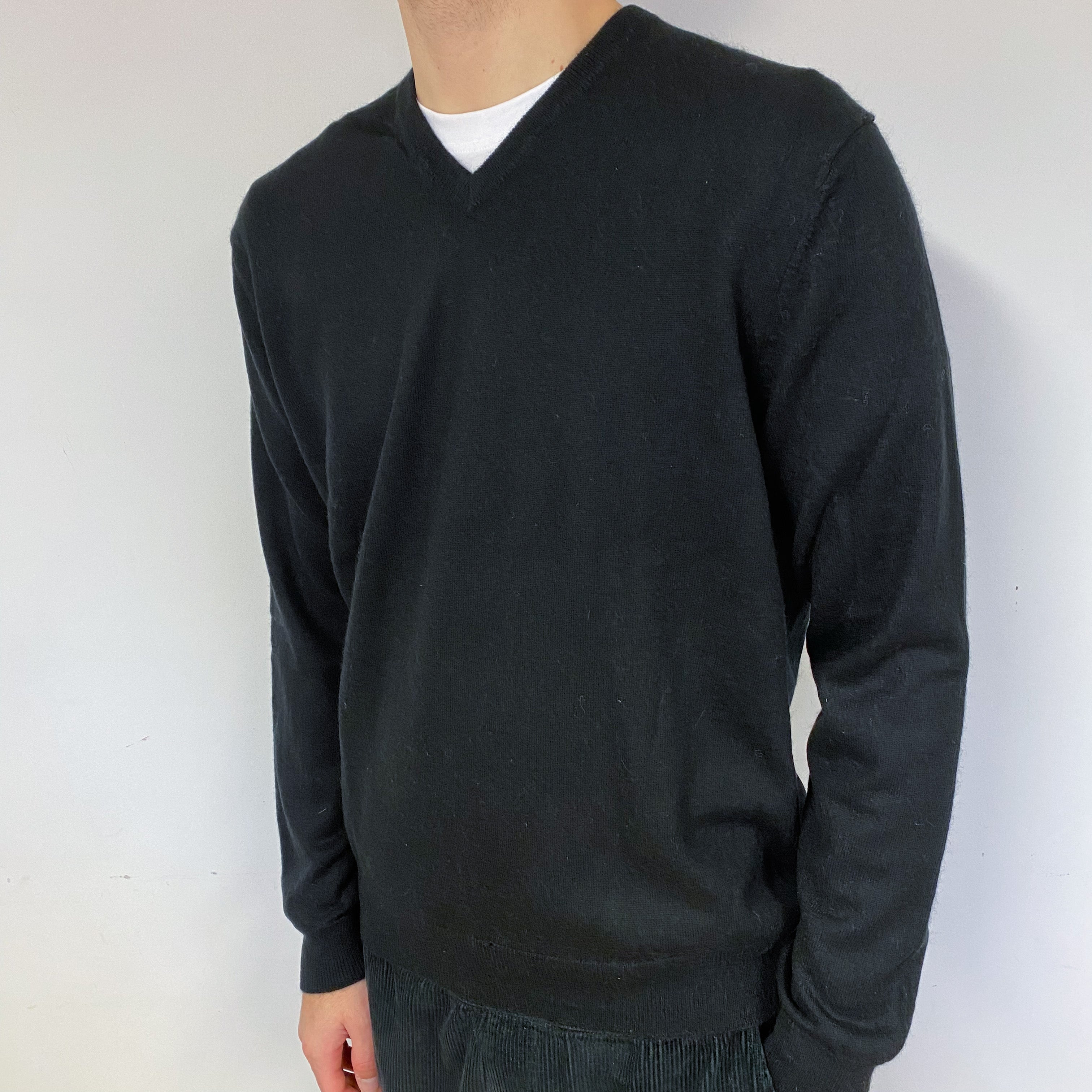 Men's Black Cashmere V-Neck Jumper Large